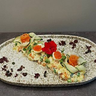 Олів'є з сьомгою та перепелиним яйцем з ікрою