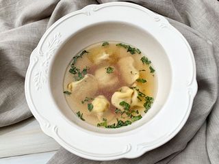 Бульйон з індички та равіолі з начинкою з яловичини, мортадели та прошутто котто (280g)