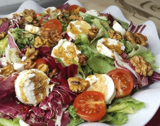 Ensalada de queso de cabra y frutos secos