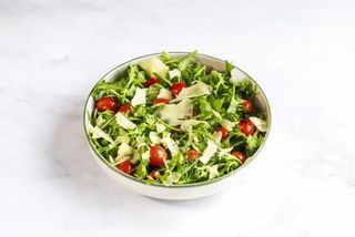 Salata sa rukolom, cherry paradajzom i parmesanom