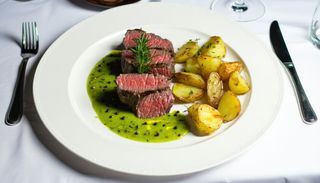 Muschi de vita cu sos de piper verde si cartofi aurii