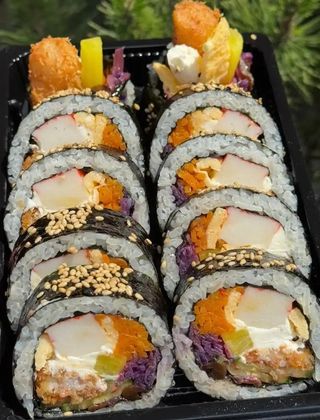 Kimbap z krewetką.