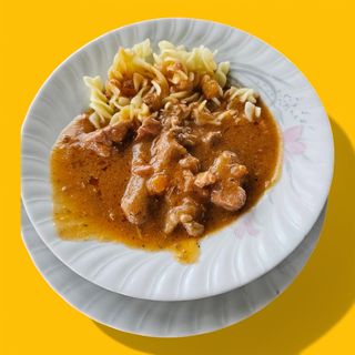 Svinjski gulaš sa rezancima