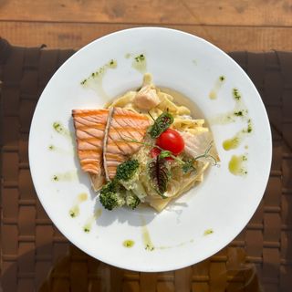 Фетучини с рыбой и брокколи