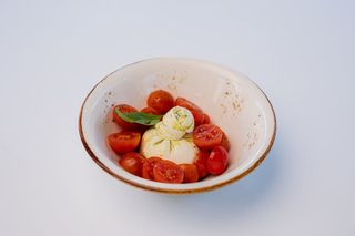 Буррата с томатами