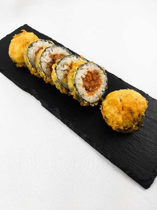 03.Tempura Futomaki z tatarem z łososia 6szt.