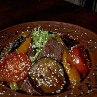 Теплий салат с телятиною