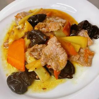 S02 Manzo saltato con bambù e funghi cinesi