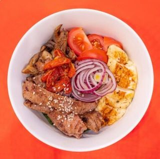 Теплый салат с ростбифом и халуми