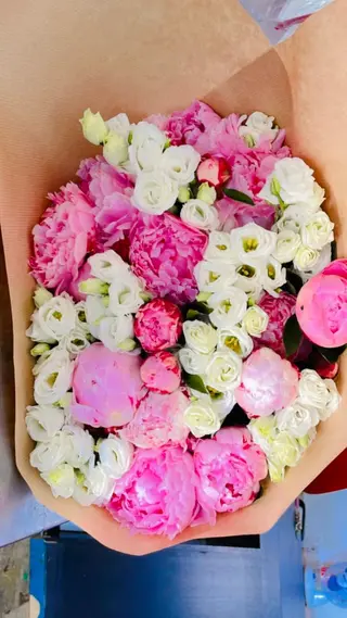 grand mazzo di rose rosa  con lisanthus .