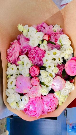 grand mazzo di rose rosa  con lisanthus .