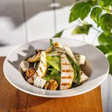 მსხალი გრილზე და ლურჯი ყველი