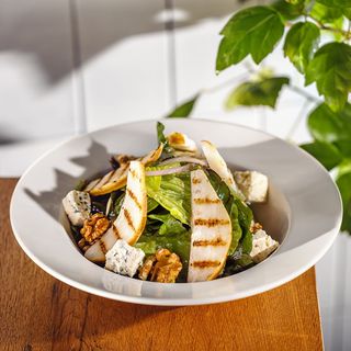 მსხალი გრილზე და ლურჯი ყველი