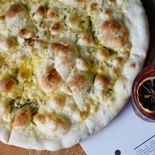 Focaccia z rozmarynem i parmezanem