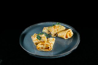 Млинець з шинкою, грибами та сиром