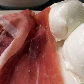 Prosciutto crudo e bocconcini di bufala