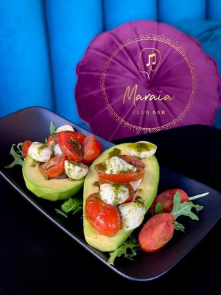 Пълнено авокадо с чери и моцарела  (300г)