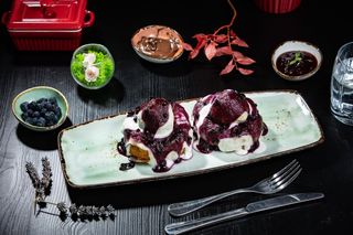 Papanași cu dulceață de vișine, brânză și smântână