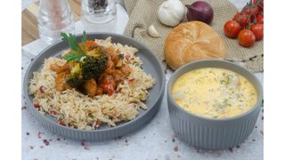 Ciorba de conopida,piept de pui thailandez,pilaf de orez,chifla