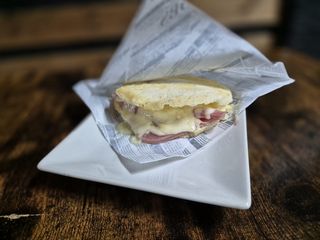 Arepa De Jamón Y Queso