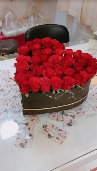 Box Noir Avec Fleurs Rouge
