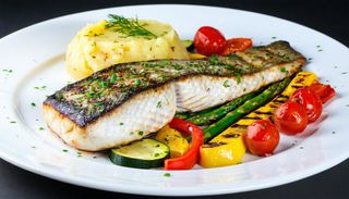 Филе от лаврак с печен картоф  и гриловани зеленчуци