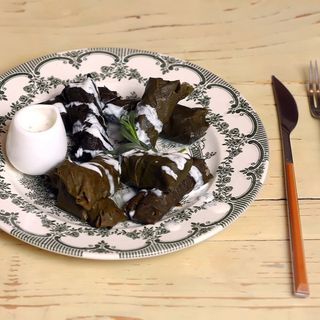 ტოლმა ვაზის ფოთოლში მაწვნის სოუსით