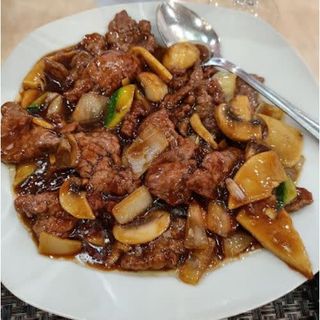 49. Ternera con champiñón y ajetes