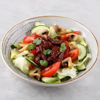 Теплий салат з телятиною