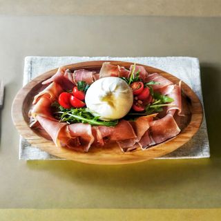 Rolovana mocarela sa pesto sosom