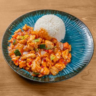 Pollo gong pao servito con riso bianco