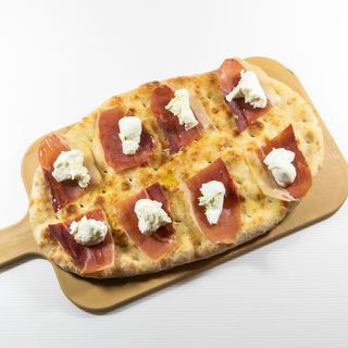 Focaccia con bufala e crudo