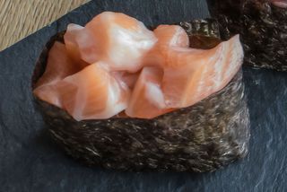 11 Gunkan Sake (1 Pieza)