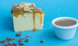 Fluffy Grand Modèle Avec Topping Caramel