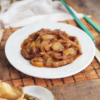 Ternera con cebollas