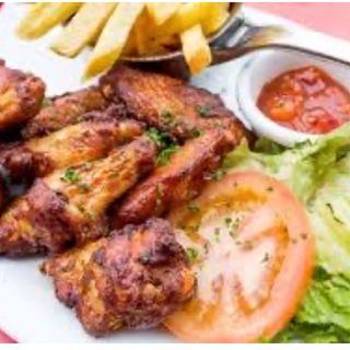 alitas de pollo con ensalada - patata y bebida lata gratis