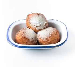 Пончики с карамельным соусом