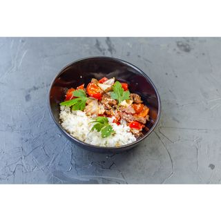 Говядина с овощами и рисом