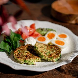 Оладьи из брокколи, с авокадо и яйцом