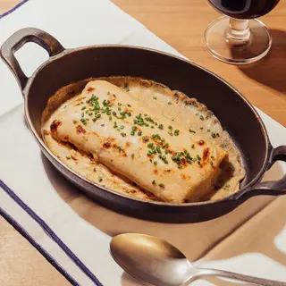 Canelón trufado con longaniza, setas y Grana Padano