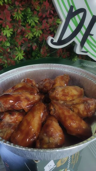 Alas de Pollo a la Barbacoa con Patatas Fritas Caseras