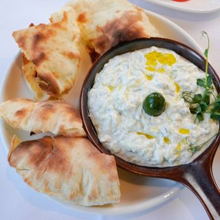 ბერძნული ძაძიკი ზეთისხილით, ნივრით და გახუხული პურით