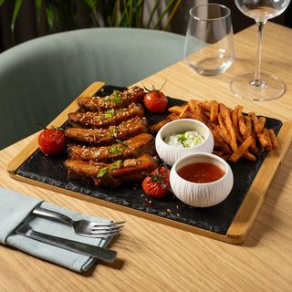 Coaste de porc cu cartofi dulci prăjiți 