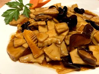 Bambu y setas chinas salteadas