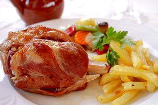 Codillo con patatas al horno con una salsa casera