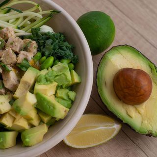 Ensalada de aguacate y pollo