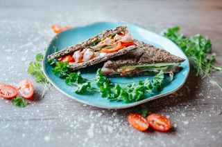 Eggs & bacon club sandwich