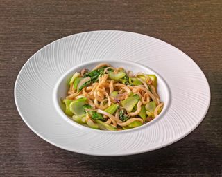 Noodles saltati con pak choi uova e carne macinata