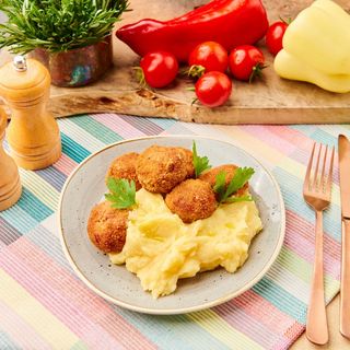 Chifteluțe de pui cu parmesan servite cu piure de cartofi “Pole Position”