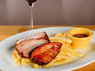 Ребро свине з картоплею фрі та соусом BBQ (250/150/30g)